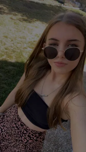 Sydney22, 22 years old from Greece