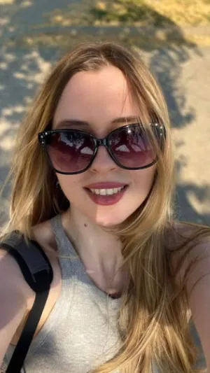 Carly4, 25 years old from Canada