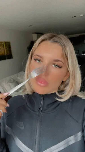 Alica409875, 20 years old from United States