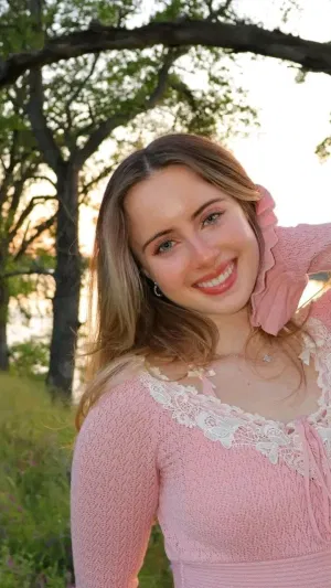 Layla35r, 27 years old from Canada