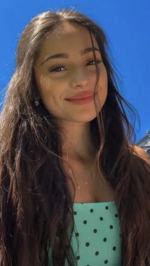 Sophia210, 21 years old from Canada