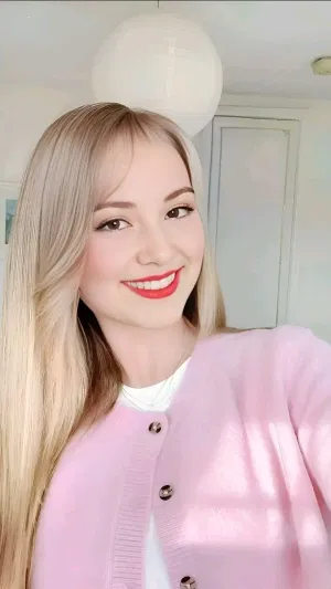 Elliva0876, 23 years old from United Kingdom