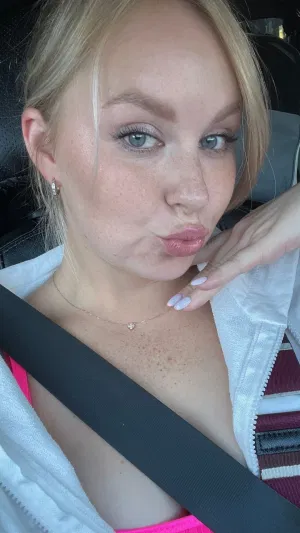 Ema_56, 24 years old from United States