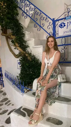 Maisie354, 25 years old from United Kingdom