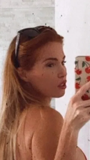 Helenahots, 28 years old from Australia