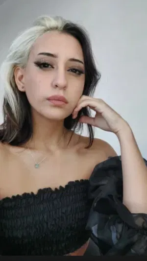 Omana324, 21 years old from Canada
