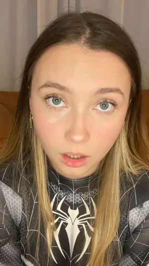 bitsadfig, 22 years old from Australia