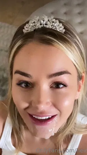 Julie70, 19 years old from Canada