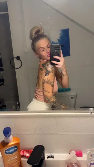 Hijvcv, 18 years old from Canada