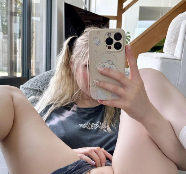 7x9azbzxr5, 22 years old from United States