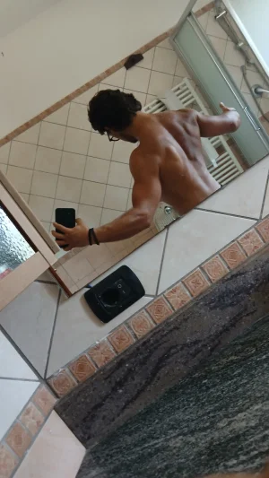 alem, 21 years old from Italy