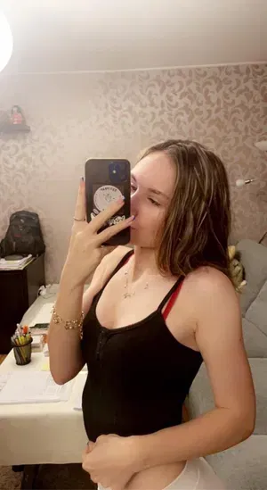 Daphne2870, 21 years old from Canada