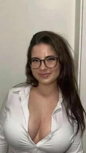Elianamol26, 23 years old from United States