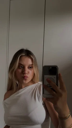 evelyn54689, 20 years old from Greece