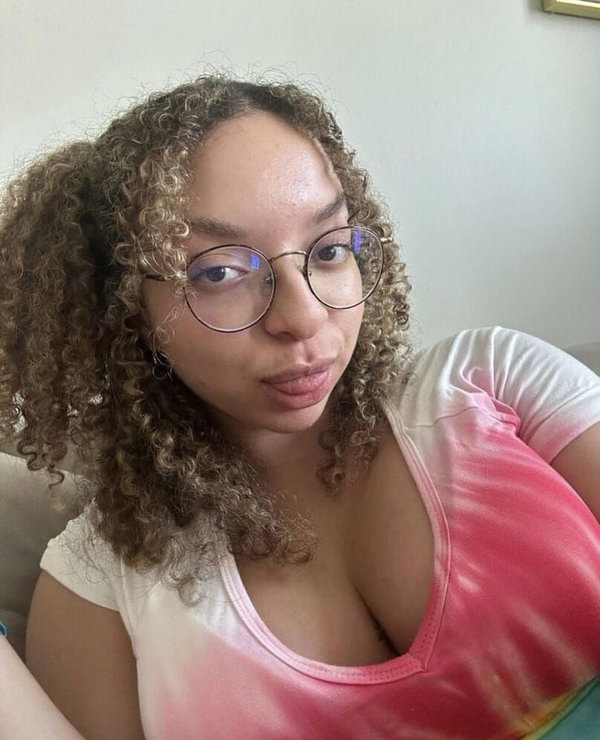 faviwe, 22 years old from United States