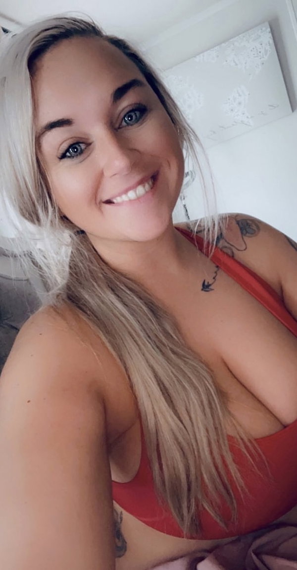 holly, 24 years old from United States