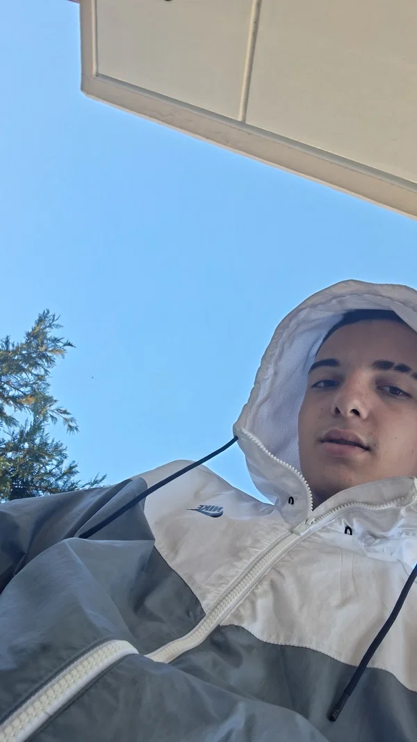 xrhstos, 19 years old from Greece